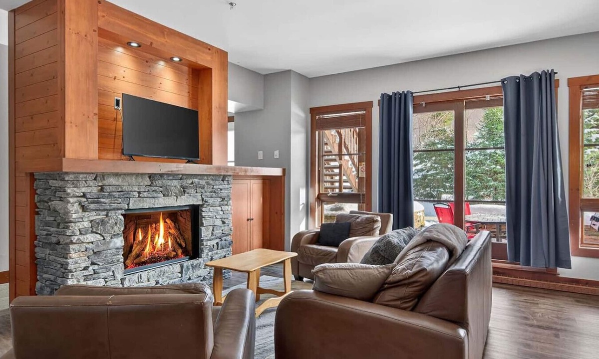 Versant Soleil Condo | Aux Étoiles EMG: Ski In/Out at Soleil Express