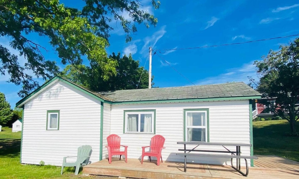 Centre Hastings Cabin | Bailey's Cottages (#1) Lake-front cabin