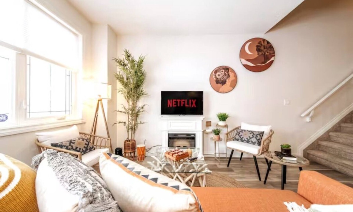 Northwest Edmonton House | Bali Escape-King Bed☆Jetted Tub☆Fireplace-Garage