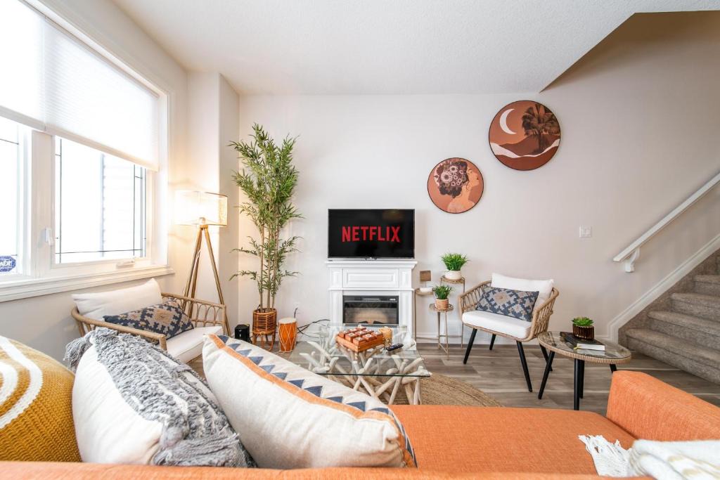 Northwest Edmonton House | Bali Style Home - King Bed - Fireplace - Jacuzzi - Fast Wi-Fi - Free Netflix & Garage Parking