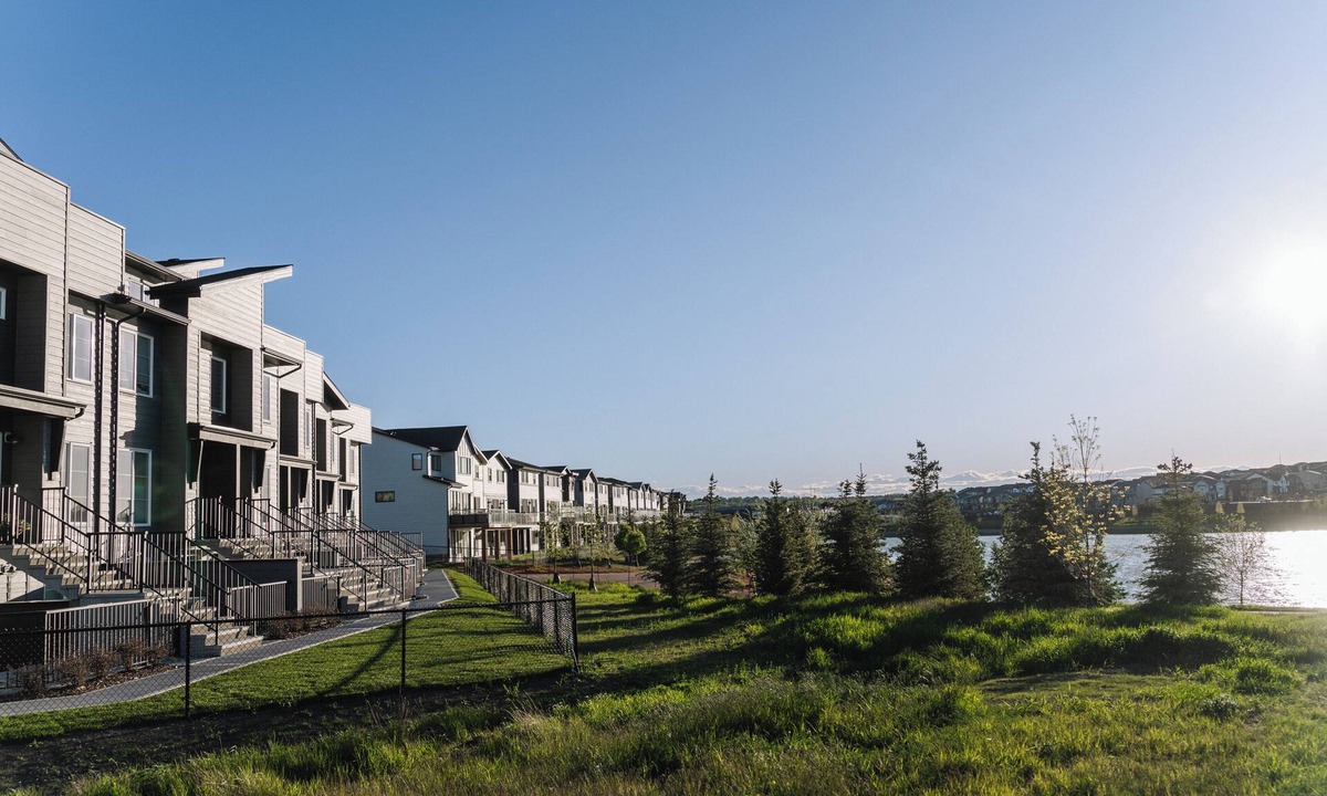 Northwest Calgary House | Banff 1hr | Central AC | Pond View | Rooftop Balcony