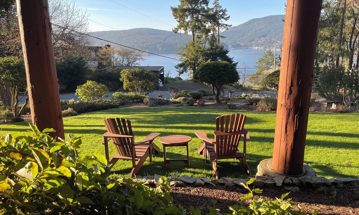 Maple Bay House | Bayview Place | Ocean View Log Retreat, Hot Tub
