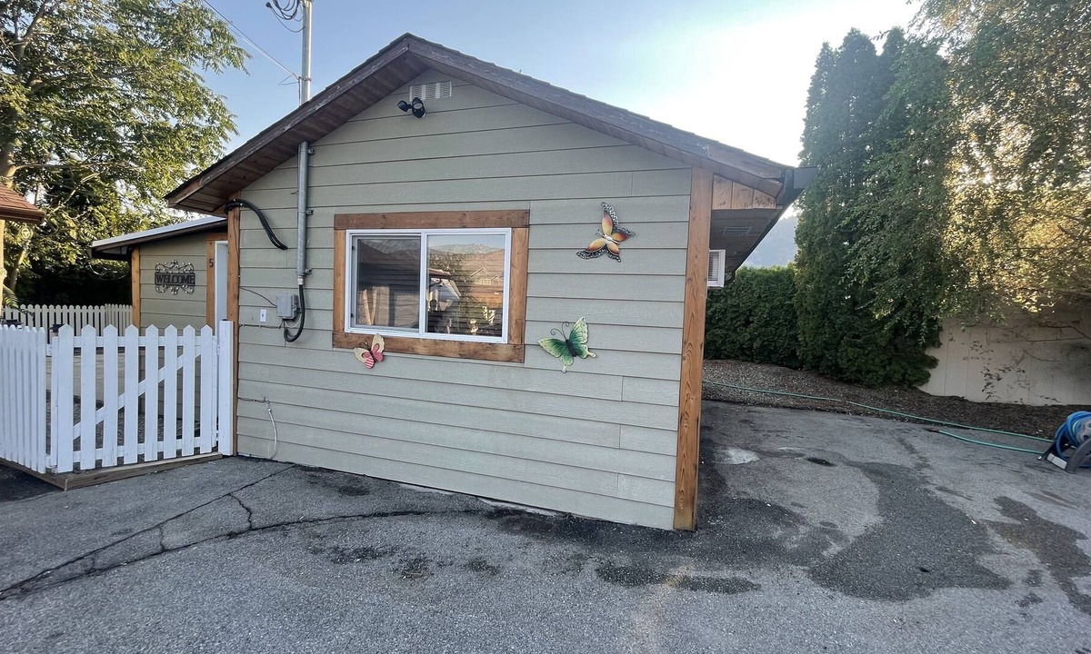Osoyoos Cabin | Beach cottage oasis Perfectly Located -- 5 min from beach and downtown !