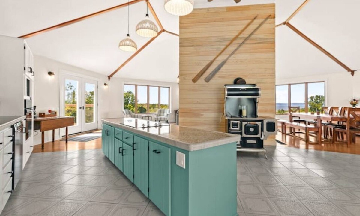 Newport Landing House | Beach house retreat: Waterfront & Hot Tub
