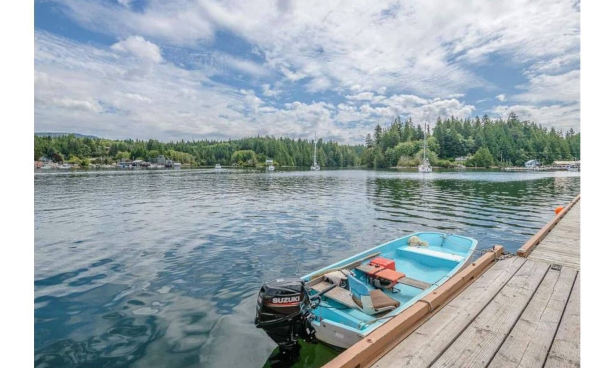 Bamfield House | Beachcomber Cottage 8 Acre Waterfront Estate wDock
