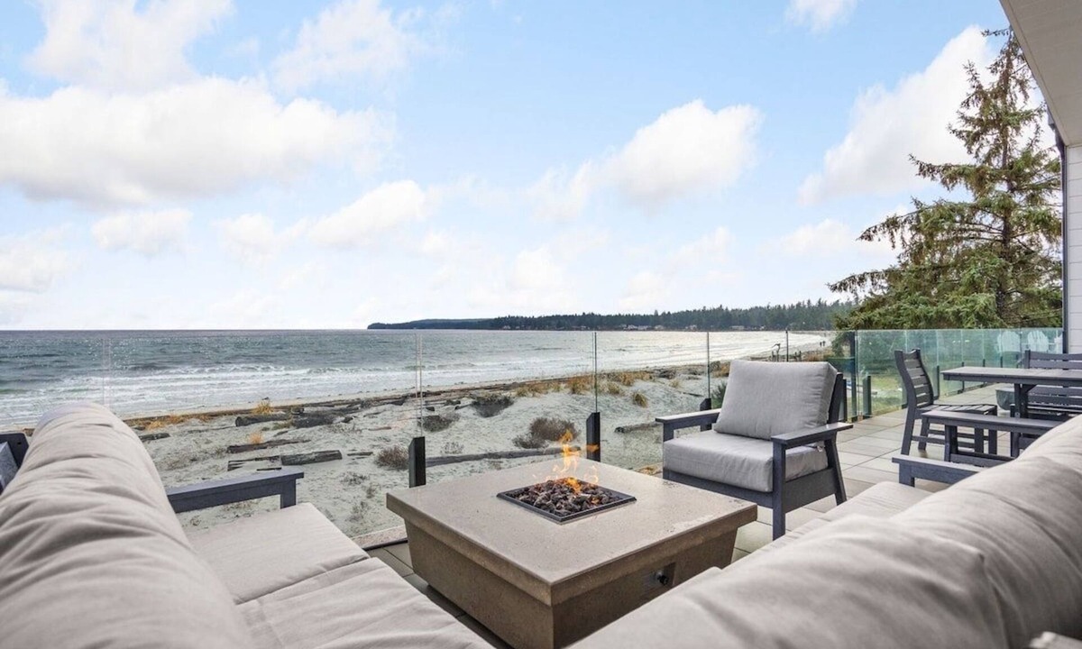 Black Creek House | Beachfront Luxury Suite #19 at THE BEACH HOUSE