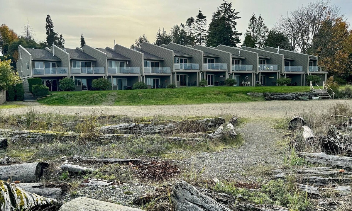 Regional District of Nanaimo Hotel | Beachfront Studio Walkout Condo