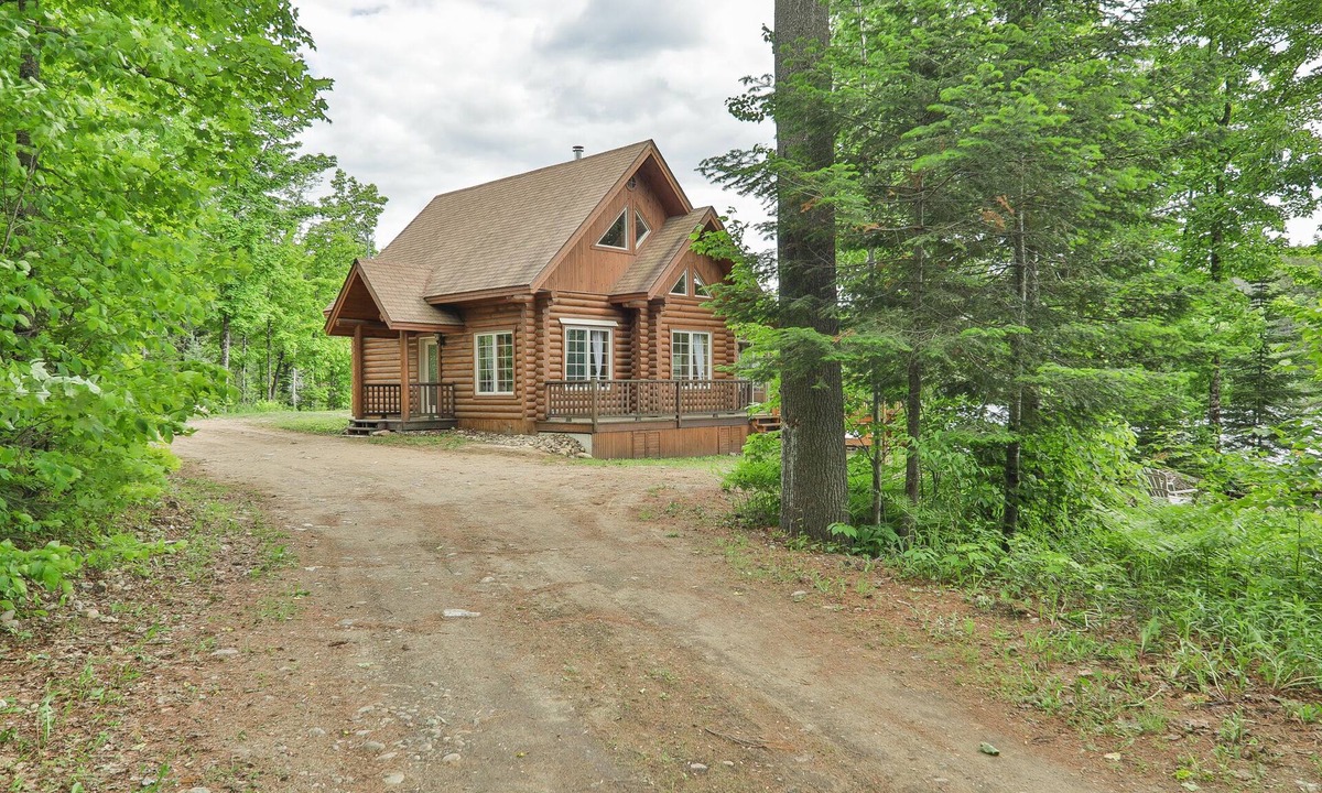 Pine Hill Ski Chalet | Beautiful log chalet w/a max capacity of 12 guests located 1hr from Mtl and Ott