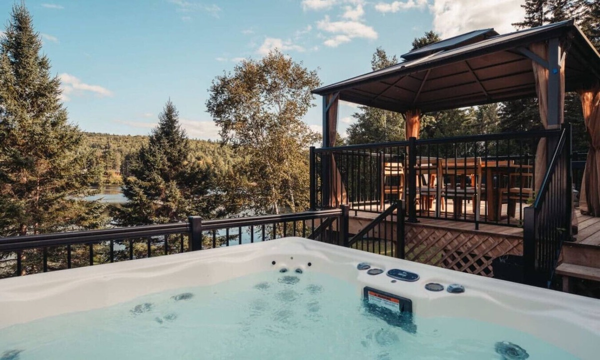 Saint-Alexis-des-Monts Ski Chalet | Beautifull Lakefront with Spa.