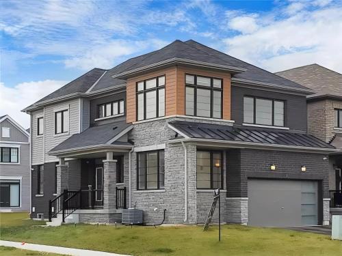 Thorold House | Beautiful 4BR Niagara Falls Getaway Sleeps 7 Free Parking Fast WiFi Family & Group Friendly