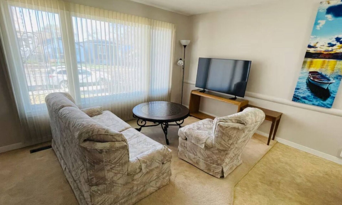 Regina House | Beautiful & Bright 03 Bedrooms on the main floor.