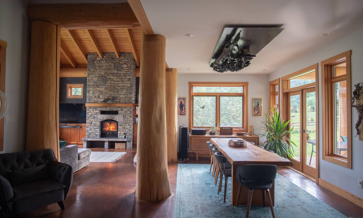 Mount Currie House | Beautiful custom artisan home on 3 acres