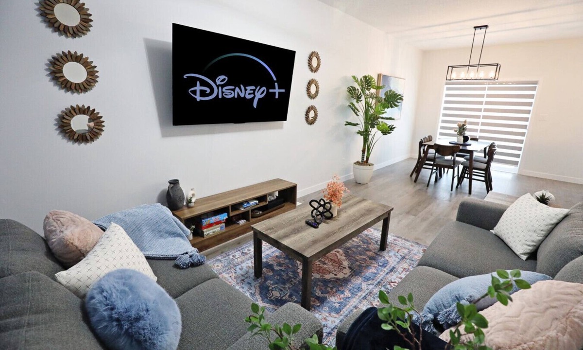 Southwest Edmonton House | Beautiful Home With 4 King Beds|Airport|Disney+