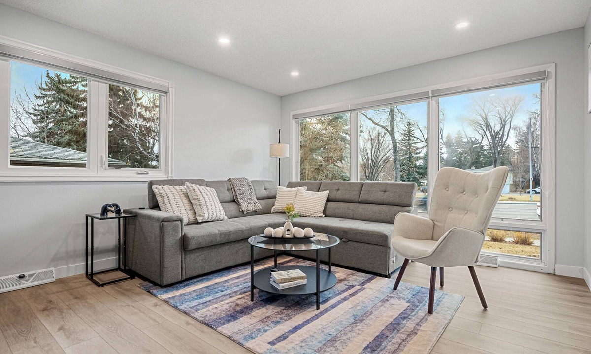 Southwest Calgary House | Beautiful House 3BDR>Chinook Mall 2 mins>Downtown 10 mins/Backyard>Firepit>PS5
