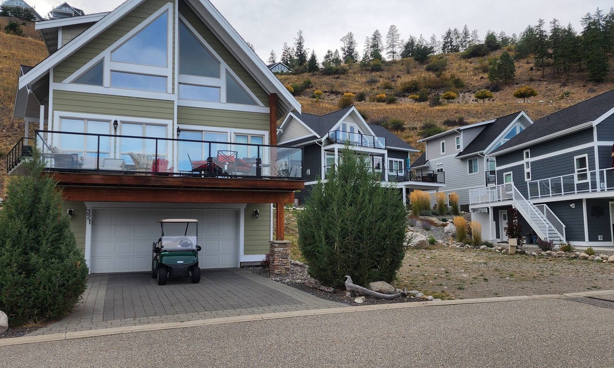 Central Okanagan House | Beautiful Lake View 3 Bed Cottage at La Casa