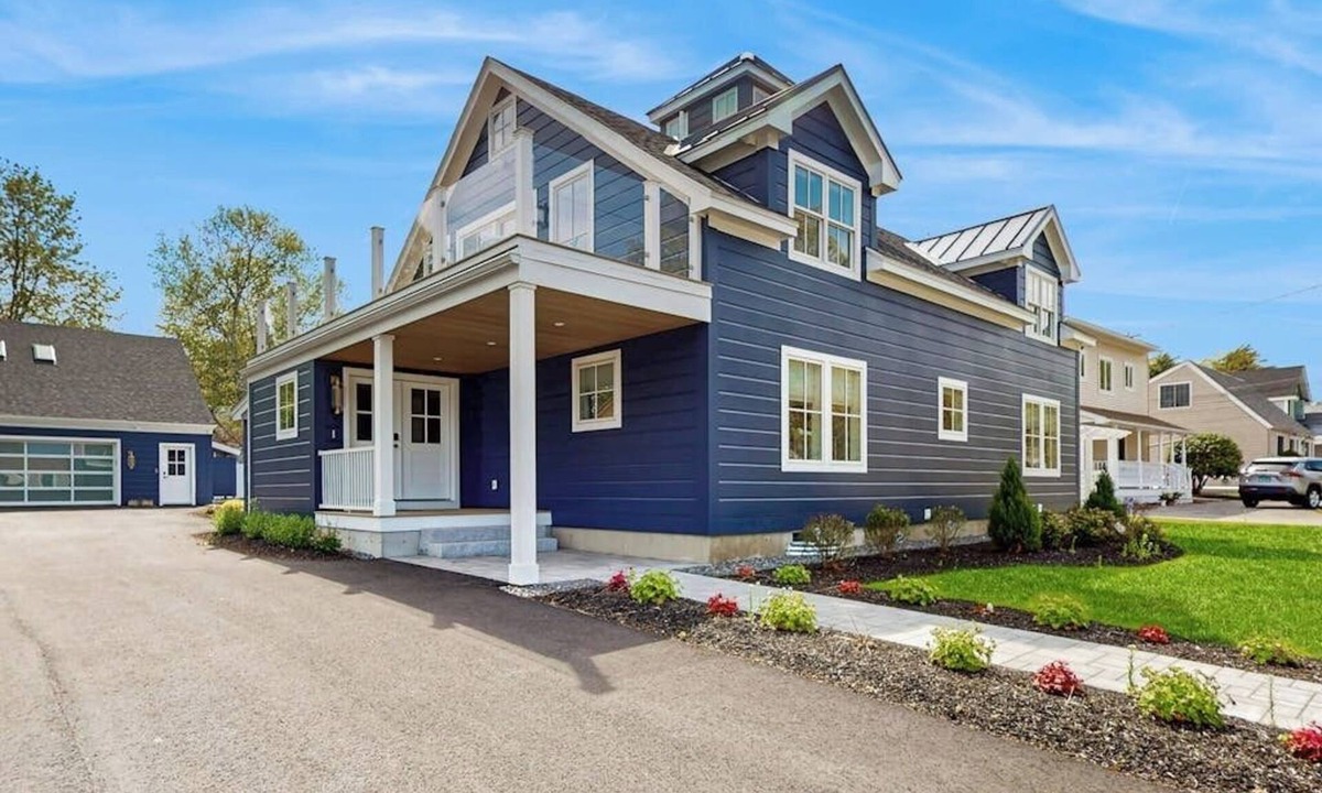 Ogunquit House | Beautifully updated beach home: walk to beach, restaurants & shops