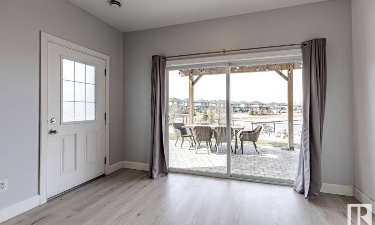 Southeast Edmonton House | BEST ROOM WITH LAKEVIEW