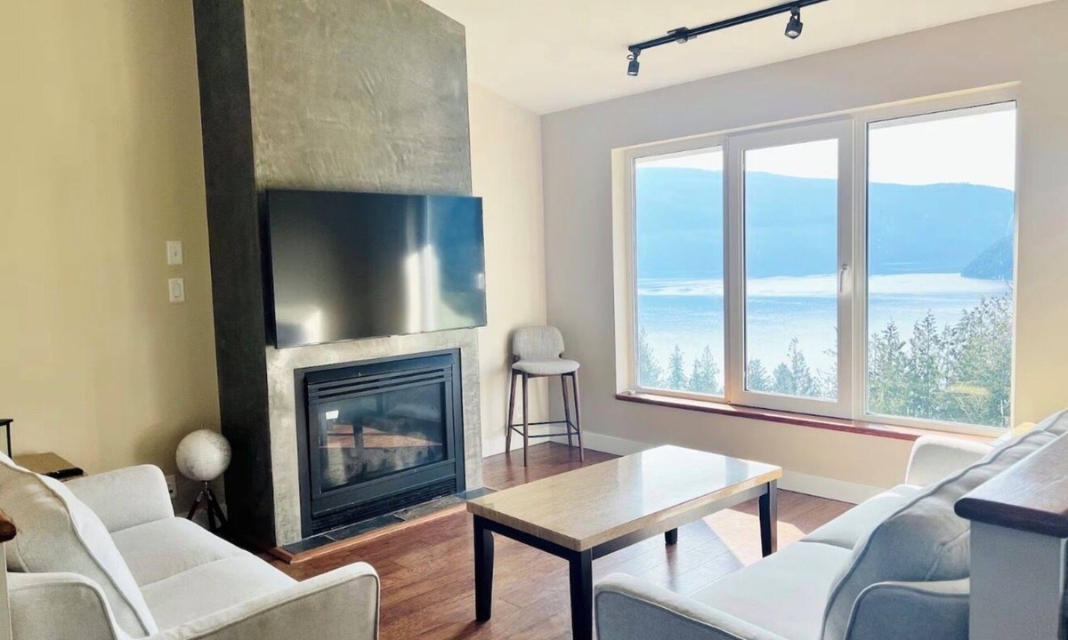 Sicamous House | Best Views in All of Sicamous!