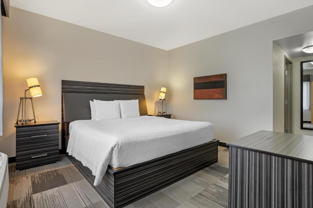 North Industrial Hotel | Best Western Plus Airport Inn & Suites