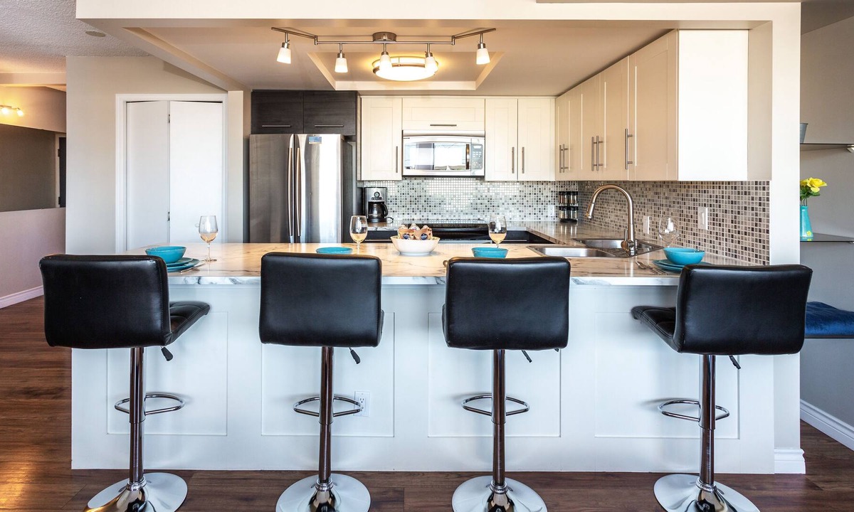 Connaught Condo | BIG KITCHEN, CHIC BREAKFAST BAR, NEAR DOWNTOWN SHOPS & C-TRAIN, WALK EVERYWHERE