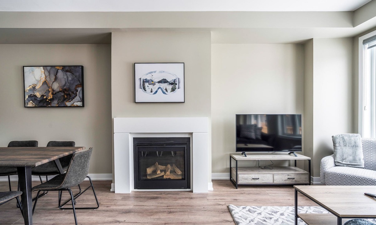 The Blue Mountains House | Blue Mountain Village Townhome 3 Bedroom w Shuttle