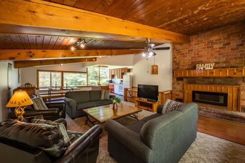 The Blue Mountains House | Blue Mountain Cottage Private Beach Access BBQ