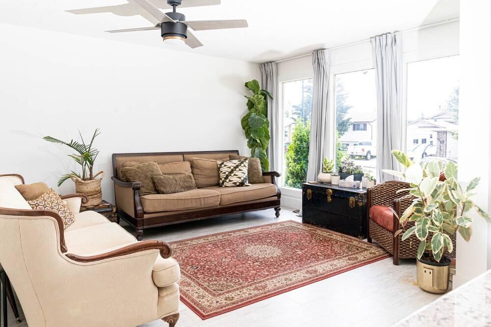 Red Deer House | Boho Oasis, 3000 sq ft, hot tub, 20 min. to the beach!