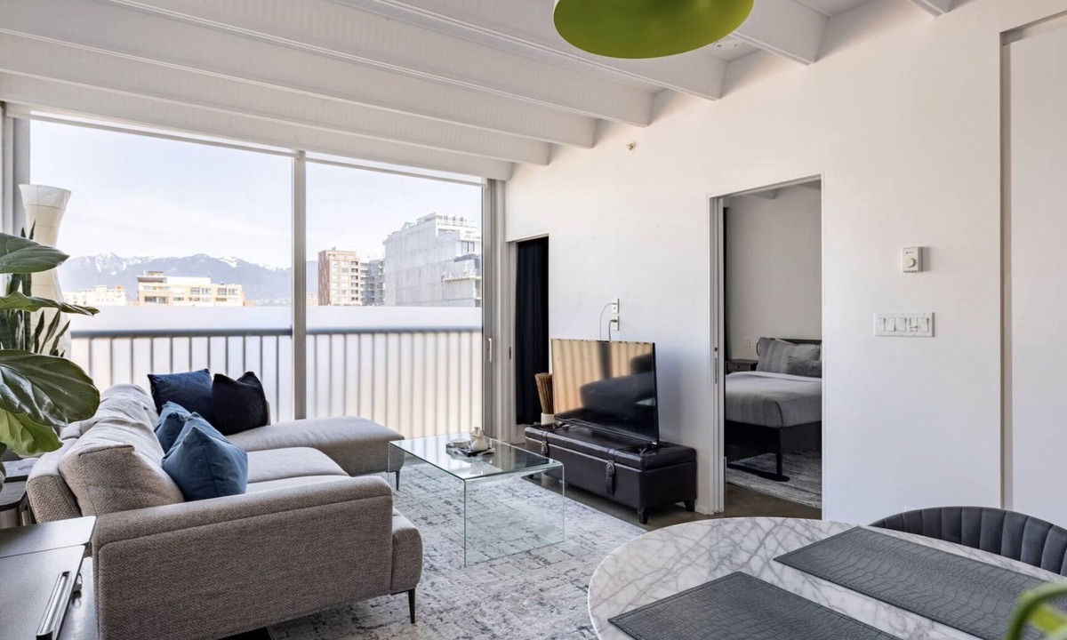 Chinatown Apartment | Book now! Urban 1BR with AC | FIFA| Rogers Arena | Parking