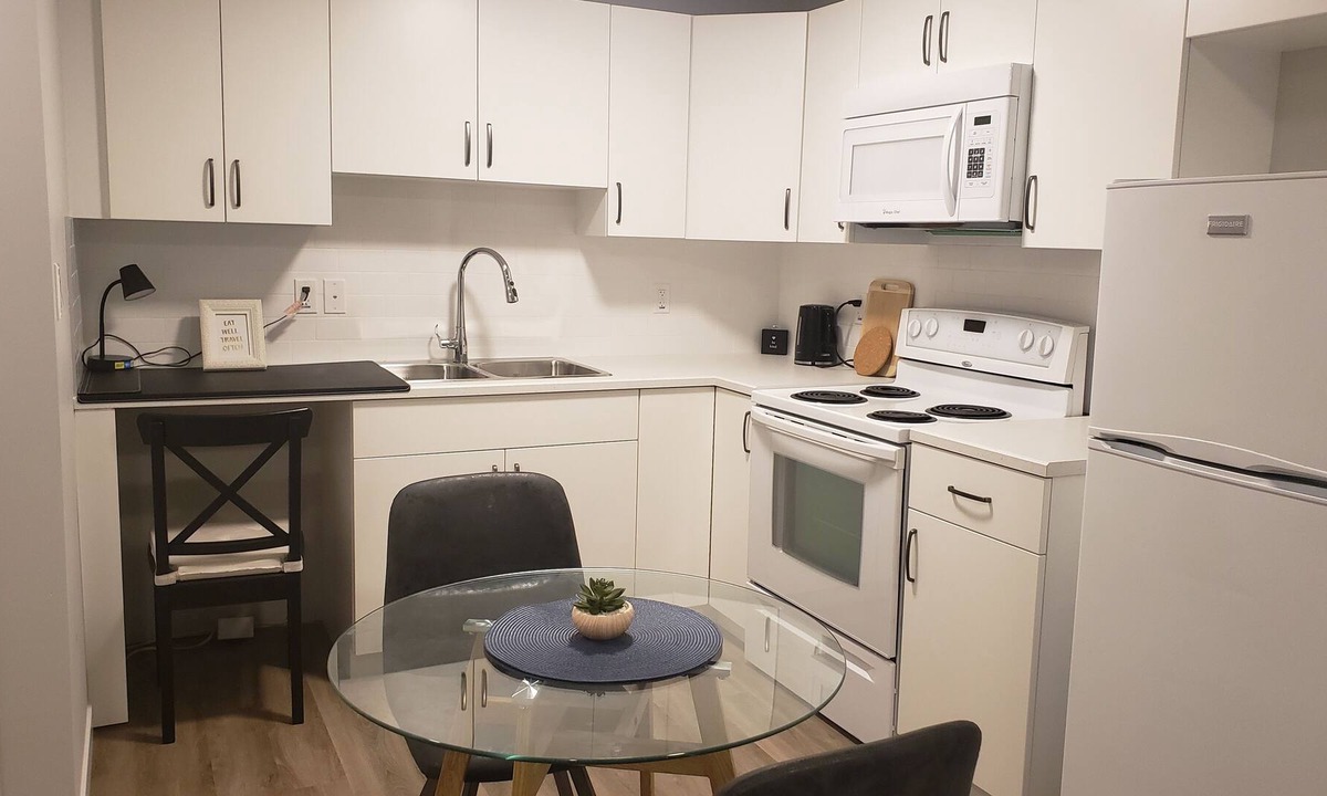 Leduc House | Brand New Modern Private Suite. Full Kitchen | Private Laundry | Netflix