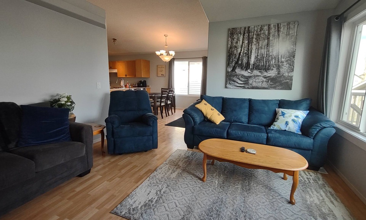 Grande Prairie House | Bright 2 Bedroom Upstairs Suite - Fully Stocked, Clean & Pet-Friendly!