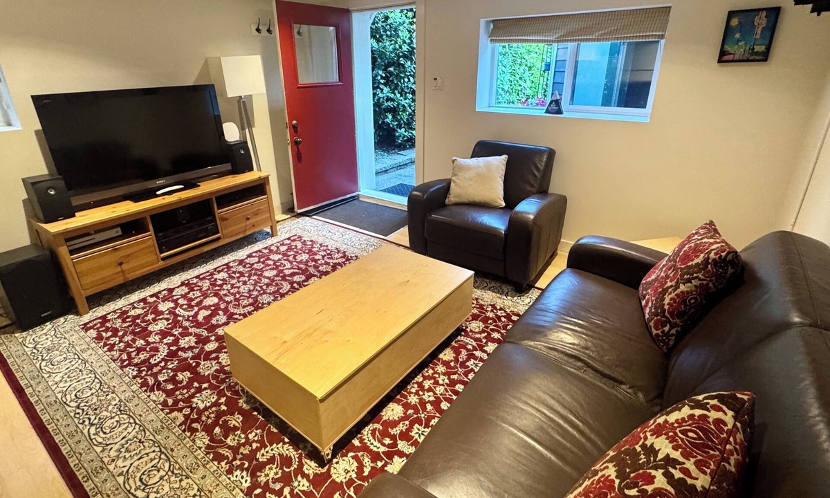 Riley Park House | Bright 2 Bedroom Guest Suite Near Main Street