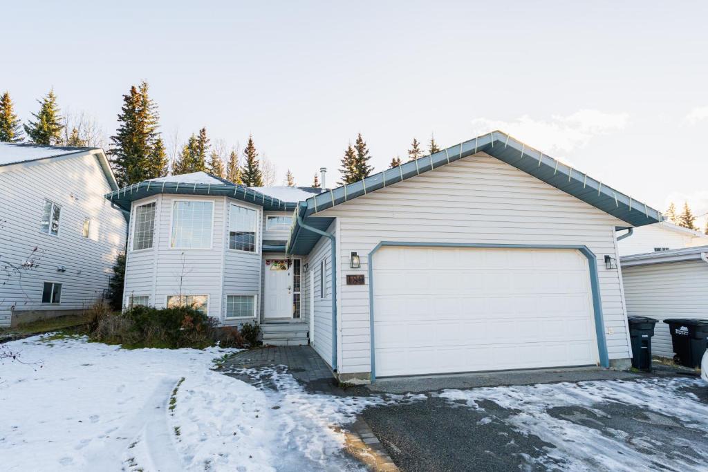 Hinton House | Bright 3BR Upper Suit, 23 min to Jasper NP