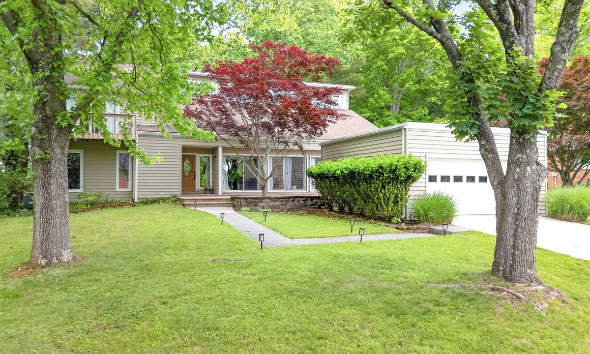 Blacksburg House | Bright 5BR Blacksburg Retreat Big Windows, Patio & Firepit Near VT