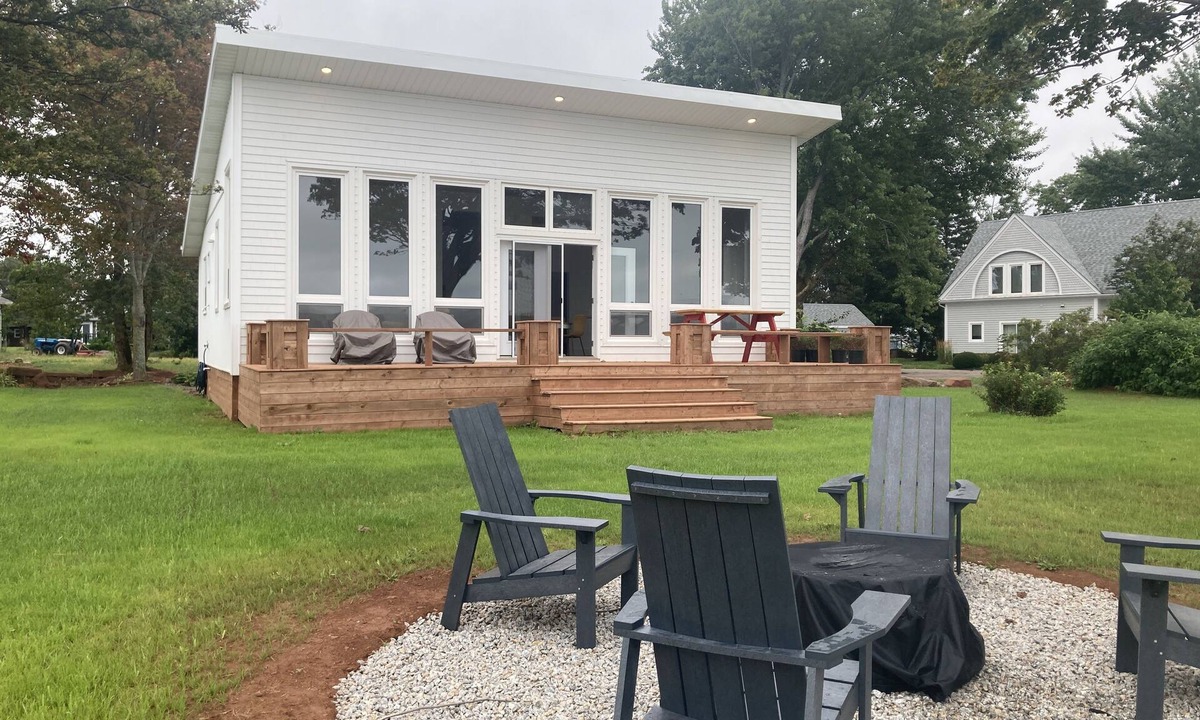 Meadowbank Cottage | Bright and Cheerful 3-Bedroom Waterfront Cottage