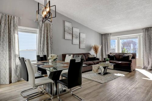 Grande Prairie House | Bright and Spacious Home away from home