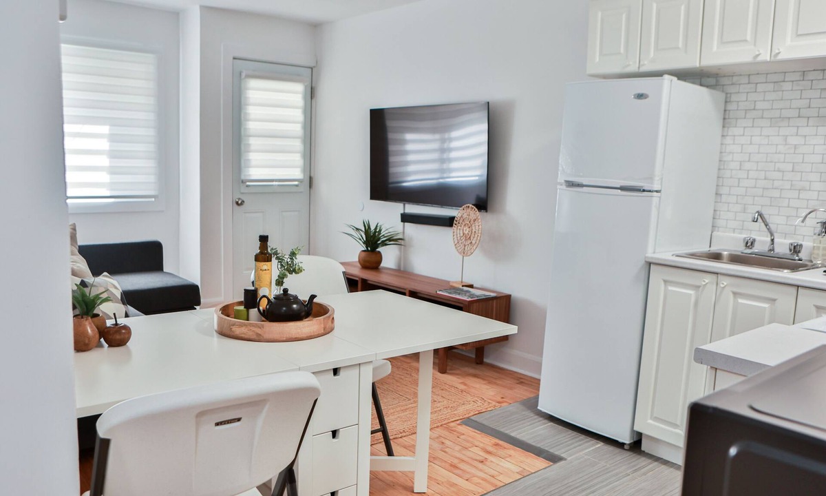 Villeray Apartment | Bright apartment with balcony at Claudia's