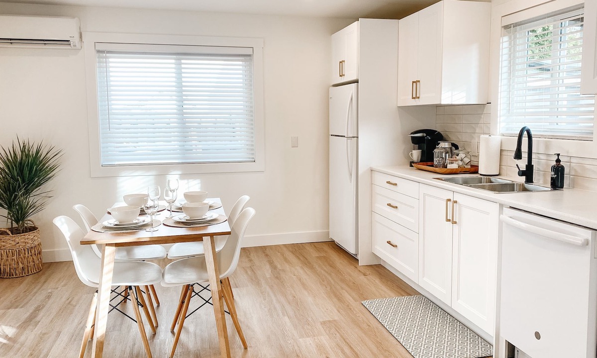 Saanich West House | Bright, Chic 2BR Suite in Sannich - 10 Min from Victoria