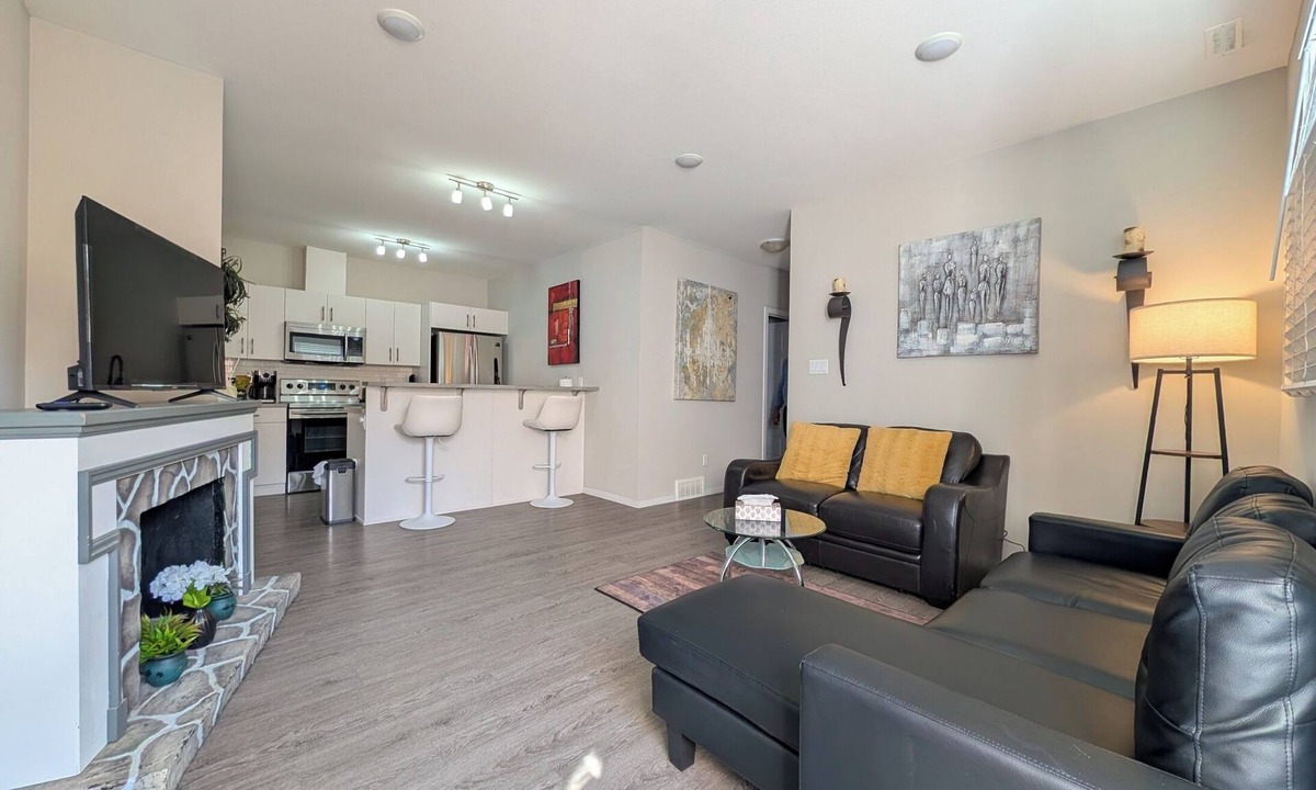 Lethbridge Apartment | Bright & Cozy 2BR Suite | Less than 5 mins from Uni of Lethbridge & Amenities