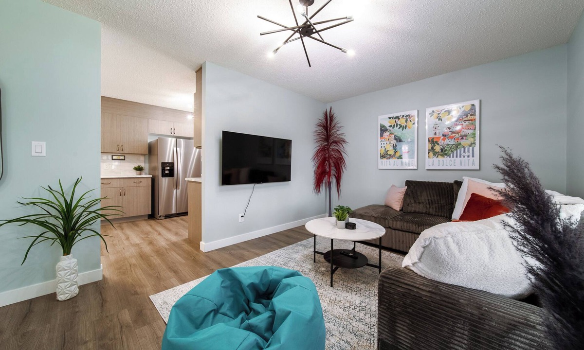 North Central Edmonton House | Bright & Modern 3 Bedrooms 5 beds Free Parking