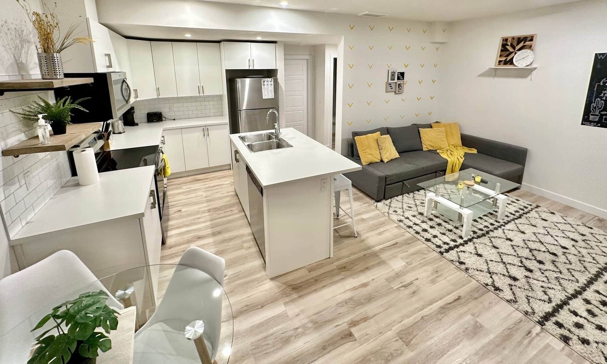 Northwest Edmonton House | Bright Pet Friendly ~ Sleeps 6 ~ 15min to WEM