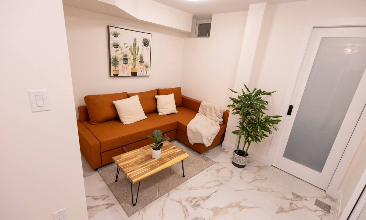 Woodbine - Lumsden Apartment | Bright & Stylish Renovated Basement close to Downtown