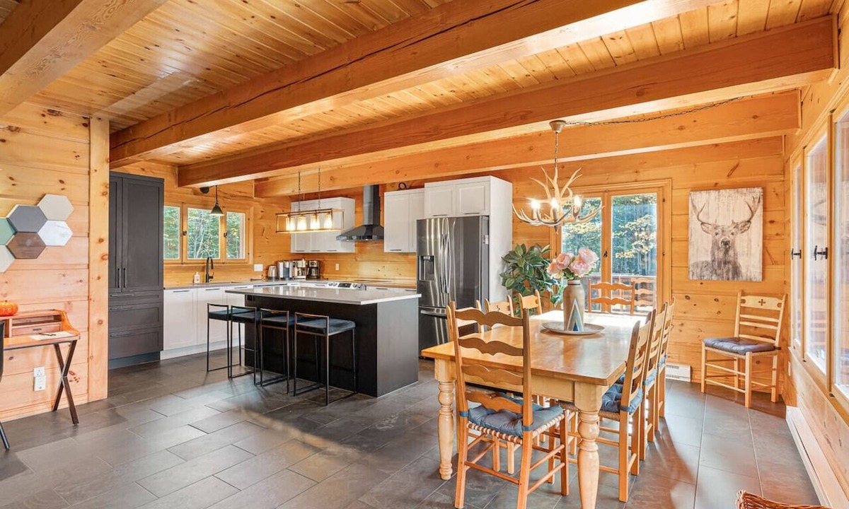 Lac-Superieur Cabin | Charming Lac Supérieur Chalet: Private Spa & Sauna