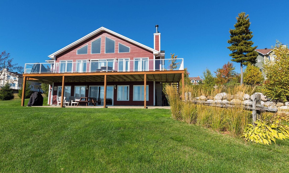 Petite-Riviere-Saint-Francois Condo | An indoor and outdoor fireplace to double the cosyness
