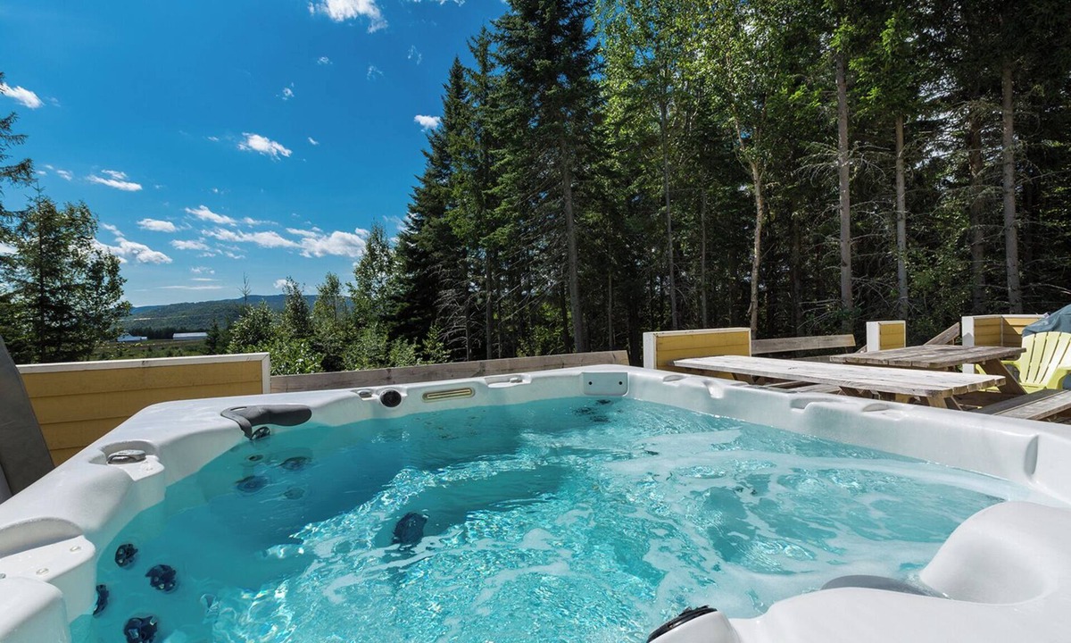 Petite-Riviere-Saint-Francois House | The peaceful calm of the surrounding wood