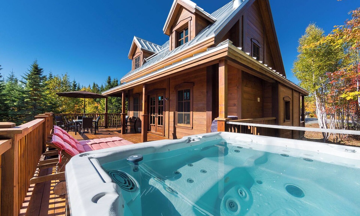 Petite-Riviere-Saint-Francois House | Wooden chalet for a rustic mountain style