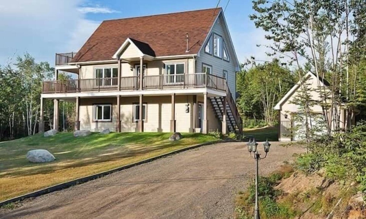 Petite-Riviere-Saint-Francois House | Boisia: Spa, pool table, 5bdr, 10 min to Massif