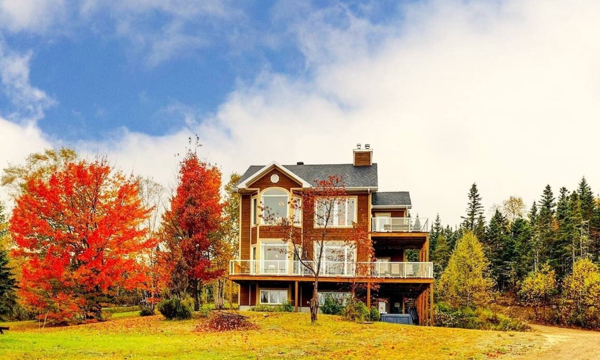 Petite-Riviere-Saint-Francois Condo | 3 BDRM - WoW: Spa, river view, fireplace & more!
