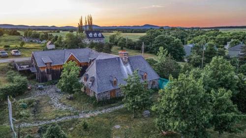 Saint-Jean-de-l'lle-d'Orleans Hostel | Auberge Le P'tit Bonheur