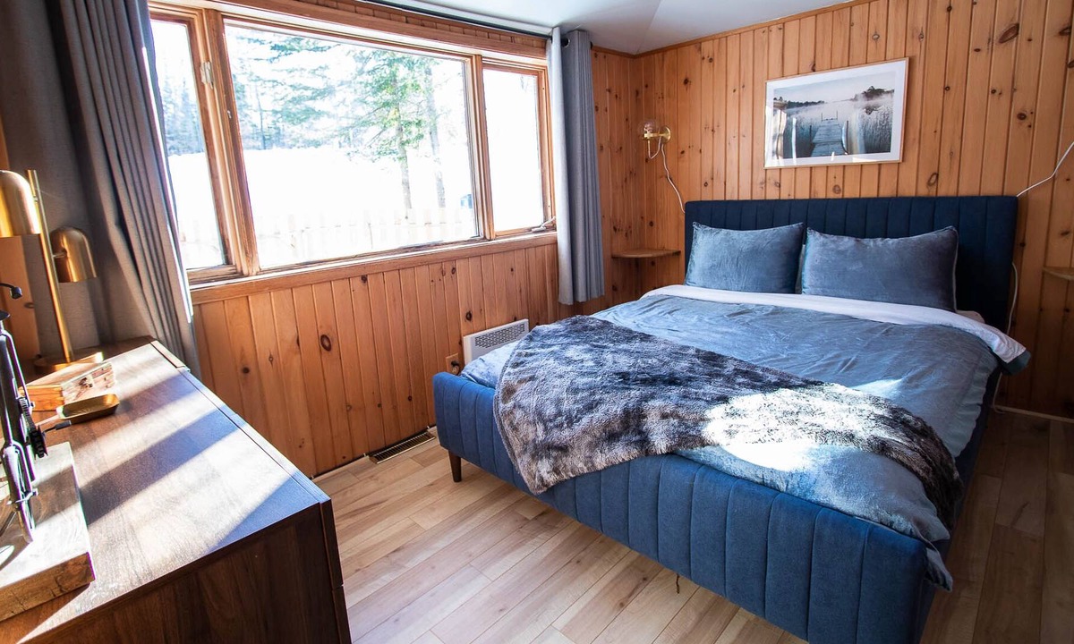 Sainte-Marguerite-du-Lac-Masson Ski Chalet | CHALET✦5Bedrooms✦Lake✦Jacuzzi✦Sauna✦Home theater✦Quiet