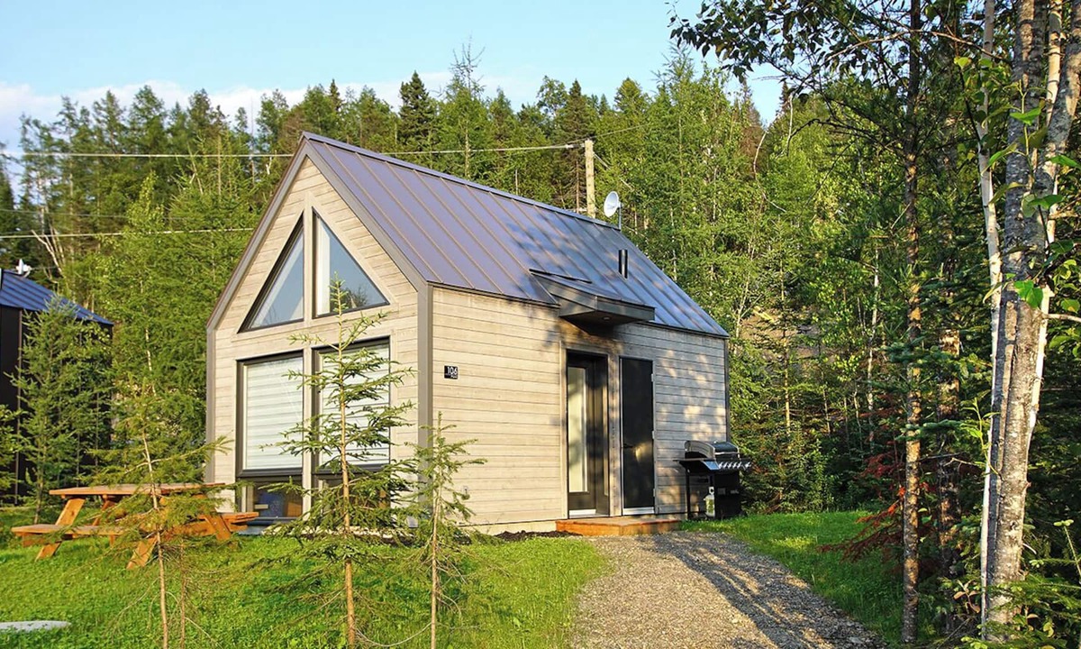 Sainte-Marguerite-du-Lac-Masson Ski Chalet | Scandinavian mountain mini chalet